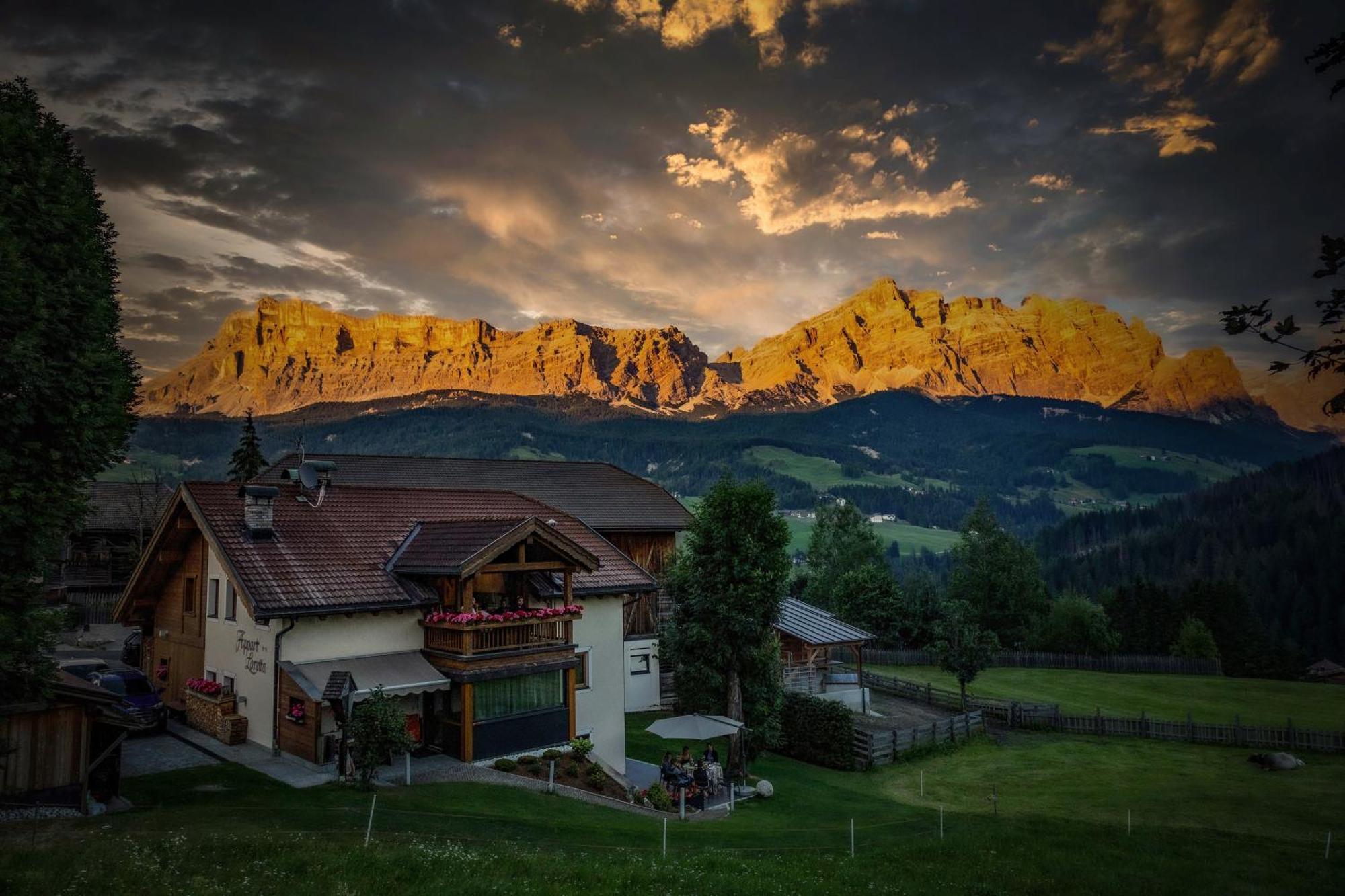 Appartamenti Loretta La Villa  Dış mekan fotoğraf